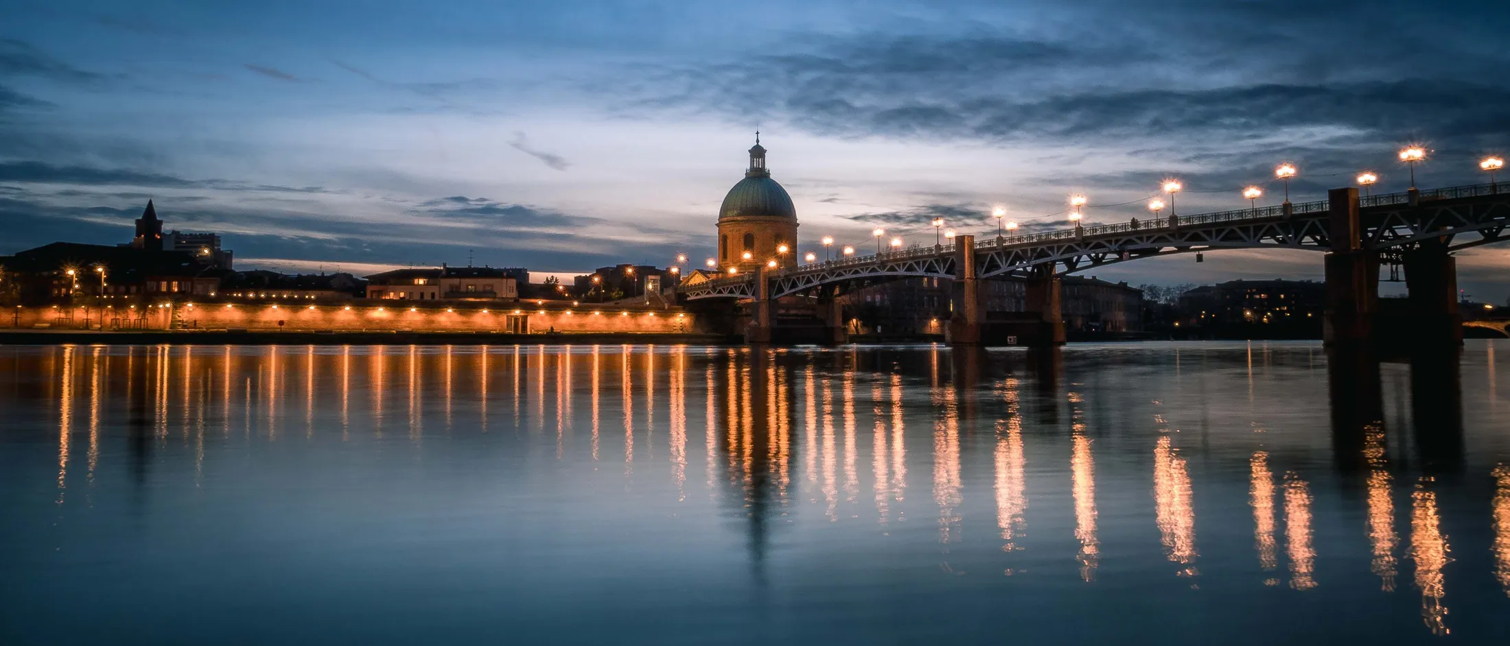 Toulouse au bord de la Garonne, le Pont Saint-Pierre et le dôme de la Grave à l'heure bleue